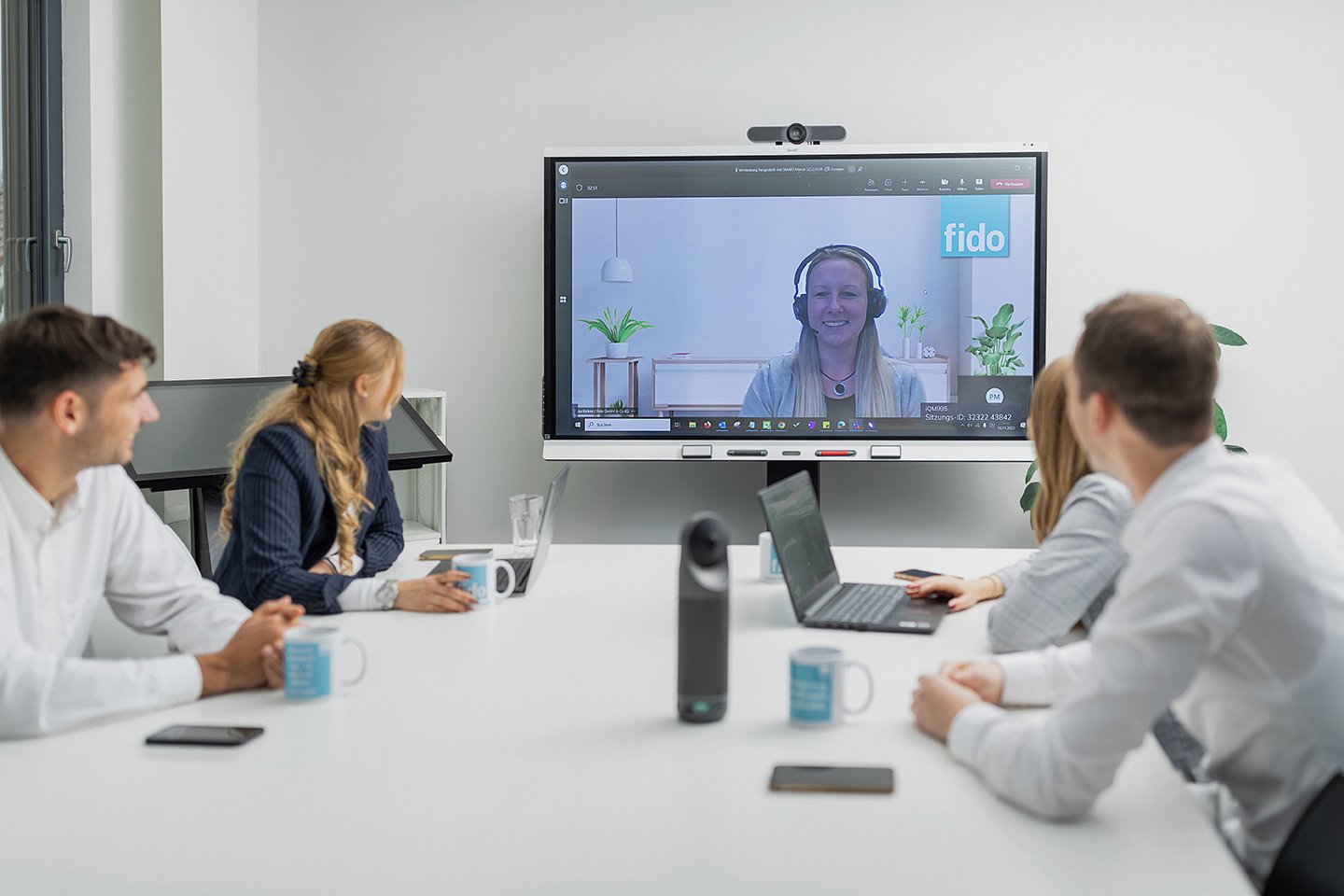 Konferenzraum_Teams-Call_mit_Videokonferenzraumlösung_und_Digitale_Whiteboard